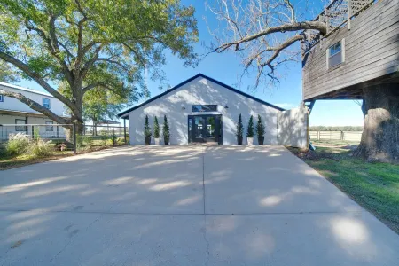 Gorgeous remodeled farmhouse 8 miles from Canton market.