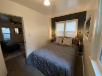 Moonlight Cottage is located on Main. Just a minutes walk to anywhere in Lava