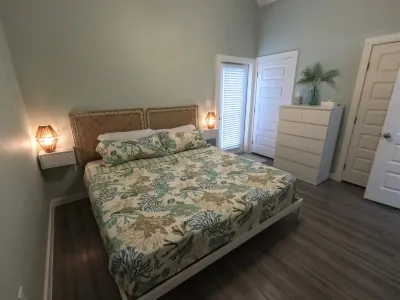 Paradise Palms - Walk to Beach! Hotels near Whitecap Beach