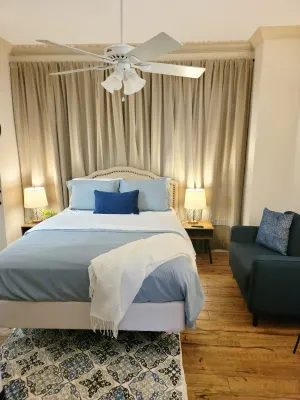 Well-equipped 3BR/3BA with large common space in the heart of Historic Downtown