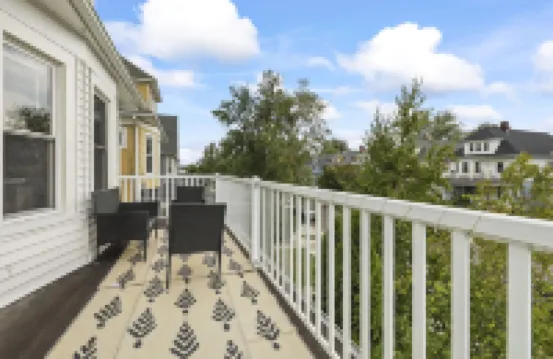 Cozy Upper 3 bed 2 full bath + loft + balcony