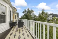 Cozy Upper 3 bed 2 full bath + loft + balcony