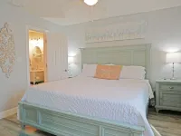 Indian Rocks Beach hidden gem 3/2 modern condo 2 minute walk to beach access