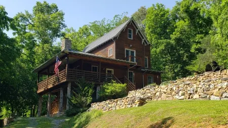 Cozy Creekside Retreat w/ Fire Pit & Game Room Near Historic Lexington, VA Отели рядом с достопримечательностью «Парк Вирджиния Сафари»