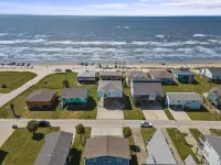 “Paradise Found”  Second row beach house with spectacular views of the ocean!!!! Hotel in zona Galveston Island