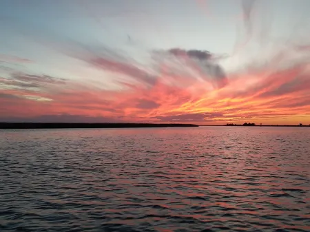 GULF ACCESS  home w/ dockage, private yard & 2 min walk to eat and stores!