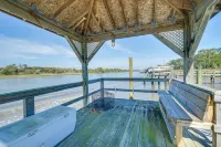 Waterfront Pet Friendly Fishing Pier, 5 Min to Beach, Sleeps 8+, Kayaks & Bikes!
