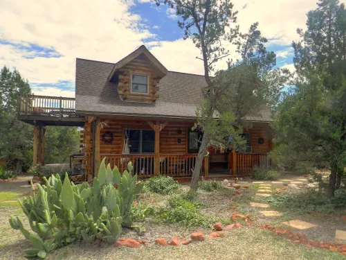Cozy beautiful 3-bedroom cabin with Hot tub in Sedona 10 mins from uptown Sedona