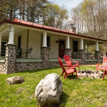 The Lehigh Cottage - Pocono Mountains get-away with gorgeous private waterfall!
