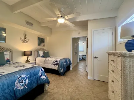 Discount! Beautiful Home, Dock, Cabana Club Membership, Pool, Beach!