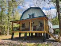 Fly Away Cabin: Relax and enjoy the creek views and sounds.