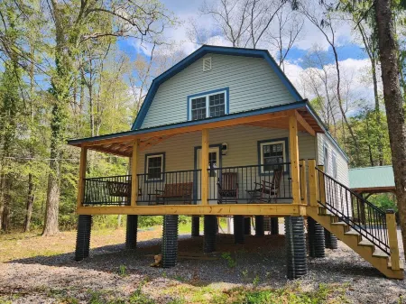 Fly Away Cabin: Relax and enjoy the creek views and sounds.