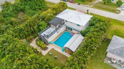 Luxury Tropical Oasis: 4-Bedroom Retreat Các khách sạn gần Publix Super Market at Alico Commons