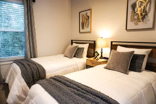 COZY Lush 3-bedroom Townhouse★Mins to Beach★