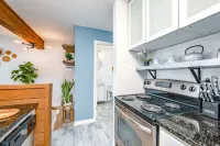 {ATX BOHO CHIC Condo} W 6th St, Pool, Walk or Ride to Downtown, Zilker, and ACL