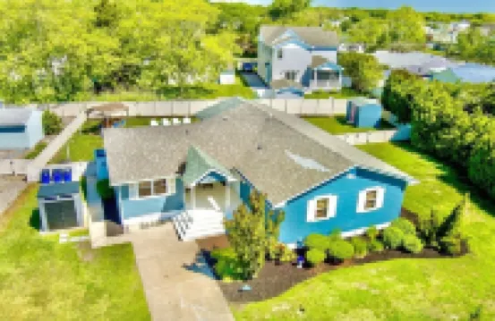 Renovated Cool House / Private Heated Pool / Short Walk to Beach / Sleeps 10