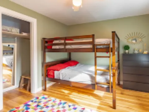 A spacious modern elegant 3 bedroom Ranch, Whole House located in South Nashua. Hotels in Nashua