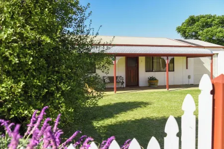 Angas Cottage Strathalbyn Отели рядом с достопримечательностью «Солджерс Мемориал Гарденс»