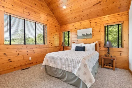 Secluded Spacious Cabin | Private Hot Tub | Large Bedrms | Huge Deck & Screen Rm