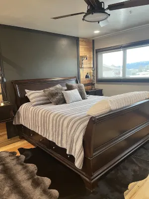 Swan Valley Modern Vintage Bayhome. Awesome view of Rainey Creek. Sleeps 5.