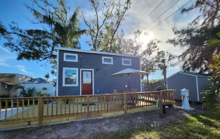 Cozy Tiny Home in Bradenton, FL. - Close to Beaches, Dining & Fun! Отели рядом с достопримечательностью «Биг Фиш»