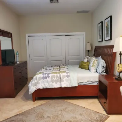 Beautiful Venice Island Apartment right on Venice Ave. - Shop, Beach & Eat!