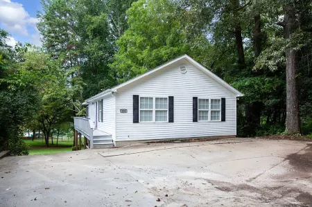 NEW! Lakehouse Retreat near Clemson Отели рядом с достопримечательностью «Дайк»