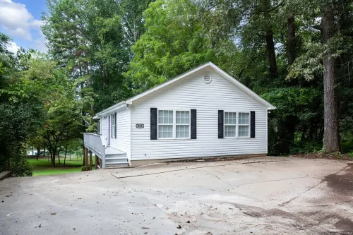 NEW! Lakehouse Retreat near Clemson