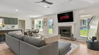Spacious & Cozy ~ Close to Fort Moore ~ Pool Table
