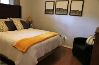 Cozy Updated Townhouse with Private Deck and Mountain Views