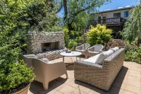 Skiers private retreat- sauna, fireplaces, hot tub