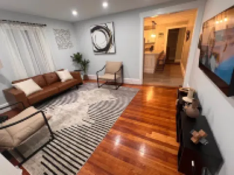 Charming 2-bedroom apartment in nice Sharon with WiFi, AC near Gillette Stadium Hotels in Sharon