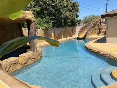 NEAR DISNEYLAND AND CONVENTION CENTER 6 BEDROOM 3 BATHROOM 성 이레네오 성당 주변 호텔
