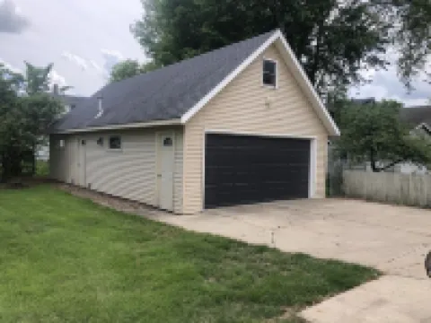 Mayo Discount! 3 blocks to Mayo, garage, fenced yard, large kitchen!