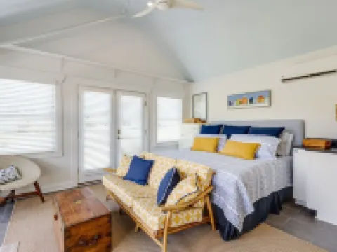 Home on Jackson Creek Home w/kayaks, bike, dock. Available guest cottage extra. โรงแรมในMiddlesex County