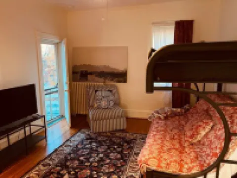 Scarborough Fair walk to downtown two story apt