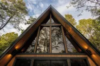 THORS CABIN! Peaceful A-Frame w/ hot tub & sauna 15 min to national park!