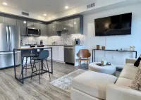 LUXE DOWNTOWN w/ VIEW • in-unit W/D • Work from Home • King Bed • Gigabit WiFi