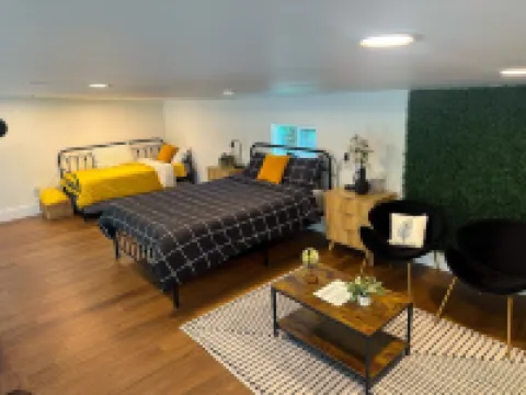 Luxury Cabin Sleeps 6 with Hot Tub and Outdoor Movie