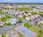 Spacious Townhouse Retreat Near Rehoboth & Dewey Beach! Linens+Pool Included