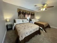 Ft. Sill-5 miles/Pet Welcome/11-Guests/4-BDR/5-QBED/2-FBA! Hotels near Walmart Supercenter