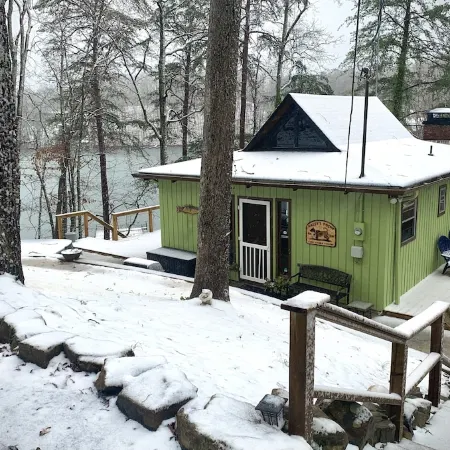 Lakefront Pet friendly with Hot Tub & Private Dock