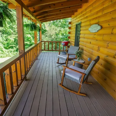 Cozy Cabin Minutes to Helen and best hiking trails in the area! Pet Friendly!