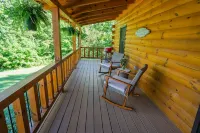Cozy Cabin Minutes to Helen and best hiking trails in the area! Pet Friendly!