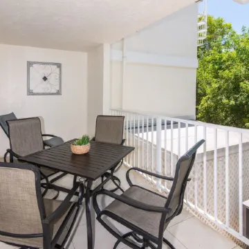 Relaxing Spacious Vacation Home: Amazing Oceanside Pools, Jacuzzi, WiFi, & More
