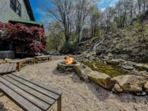 Maple Mountain Retreat! Views, Arcade Rm, Theater, Hot tub