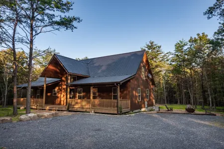 RUSTIC RETREAT w/ Hot Tub - Rest and Relaxation for the Entire Family Sleeps 14