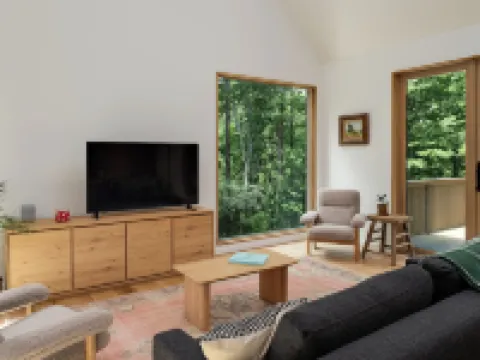 Elevated Forest Retreat: 1BR Near Asheville ウィーヴァーヴィルのホテル