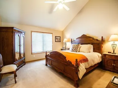 Great Location! Short walks to Ski Lifts, Main St, Pool & Spa, & Activities Hotels in Four O'Clock