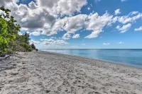 Private Gulf Beach-4 BRs- Luxury Cottage, Pet Friendly-Kayaks & SUPs-Grill